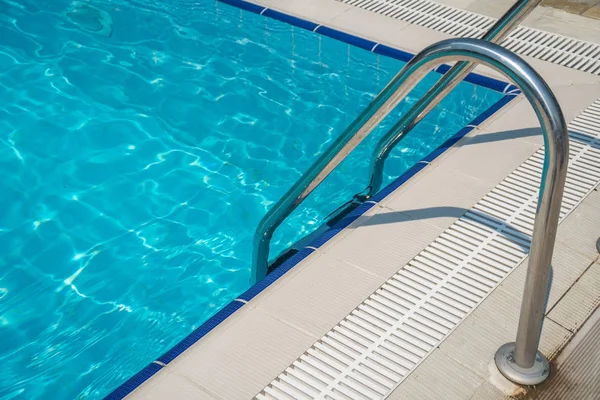 Chwyć drabinę w niebieskim basenie — Zdjęcie stockowe