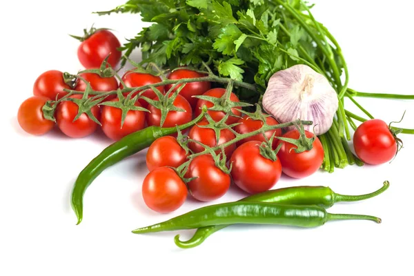 Помідори, зелений перець та інші овочі на білому фоні — стокове фото
