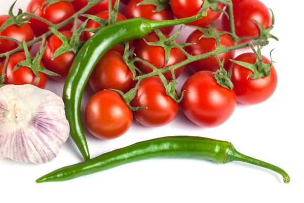 Tomaten, grüne Paprika und anderes Gemüse auf weißem Hintergrund — Stockfoto