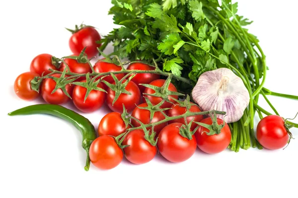 Tomates, poivrons verts et autres légumes sur fond blanc — Photo