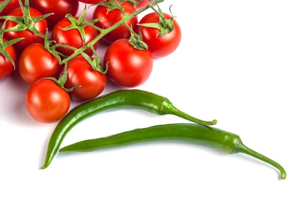 Tomaten und grüne Paprika auf weißem Hintergrund. — Stockfoto