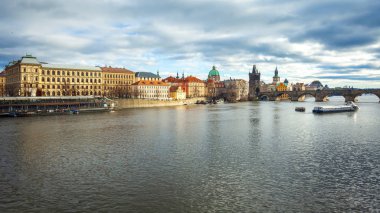 Çek Cumhuriyeti Prag 'da Vltava Nehri ve Charles Köprüsü