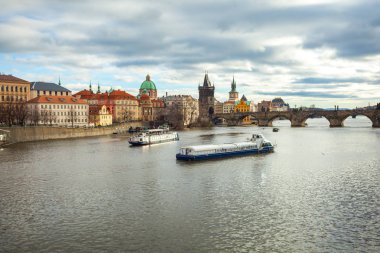Çek Cumhuriyeti Prag 'da Vltava Nehri ve Charles Köprüsü