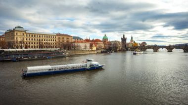 Çek Cumhuriyeti Prag 'da Vltava Nehri ve Charles Köprüsü