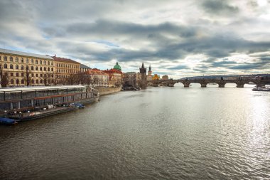 Çek Cumhuriyeti Prag 'da Vltava Nehri ve Charles Köprüsü