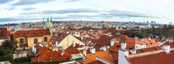 Uitzicht van Praag over huizen met rode daken. Geweldig uitzicht vanaf abo — Stockfoto