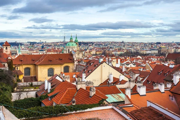 Uitzicht van Praag over huizen met rode daken. Geweldig uitzicht vanaf abo — Stockfoto