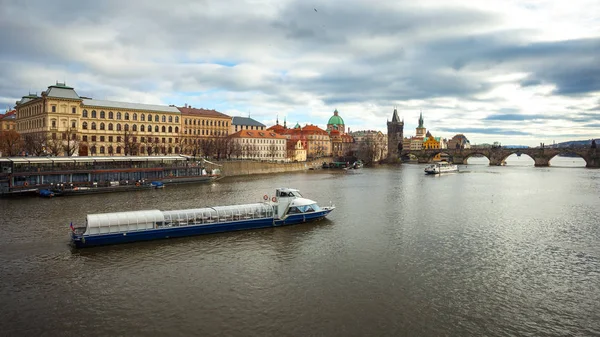 Rivière Vltava et pont Charles à Prague, République tchèque — Photo
