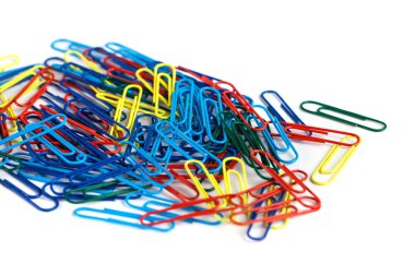 Beyaz arkaplanda izole edilmiş renkli ataçlar