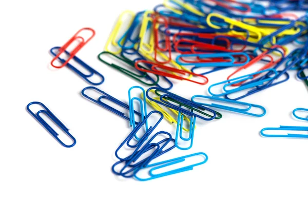 Beyaz arkaplanda izole edilmiş renkli ataçlar