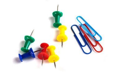 Renkli ataç ve üzerinde beyaz backgr izole çiviler