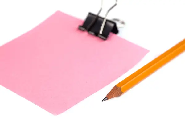 Clip de papel negro y papel rosa aislados sobre fondo blanco — Foto de Stock