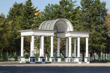 Poti, Georgia şehir parkına beyaz bir giriş.