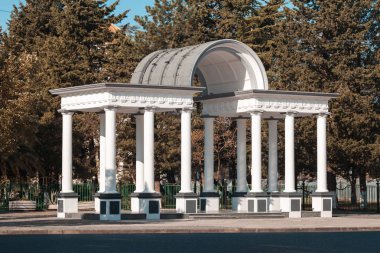 Poti, Georgia şehir parkına beyaz bir giriş.