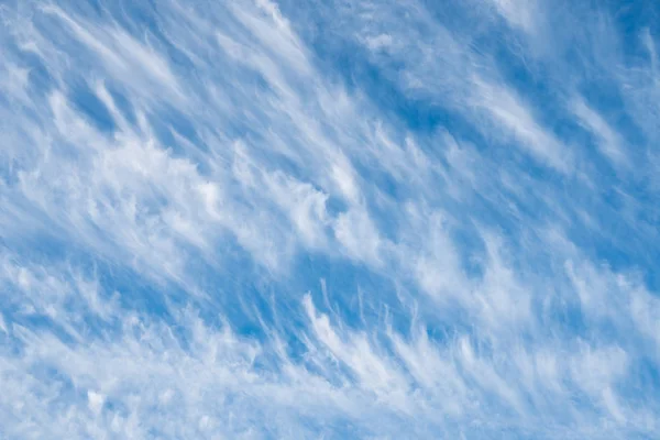 Gyönyörű kék ég a felhők háttérben, szeles nap — Stock Fotó