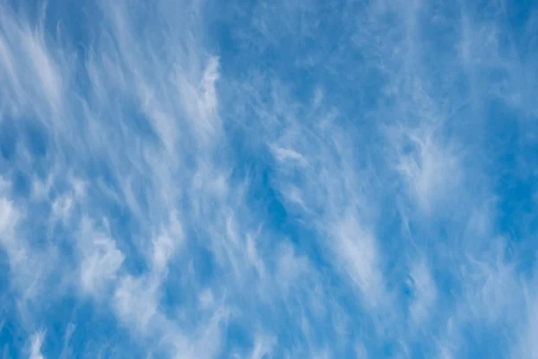 Hermoso cielo azul con fondo de nubes, día ventoso —  Fotos de Stock