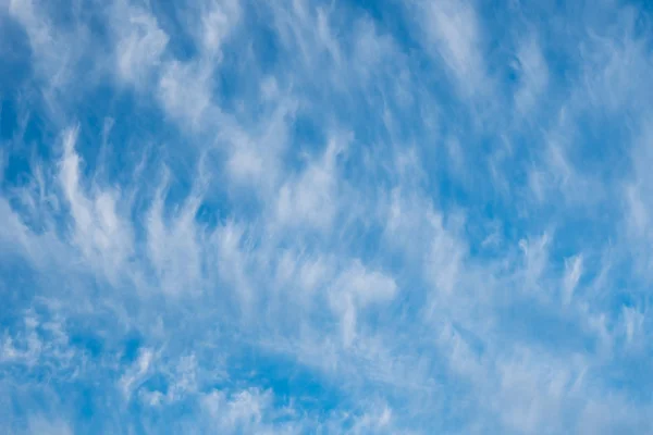 Langit biru yang indah dengan latar belakang awan, hari berangin — Stok Foto