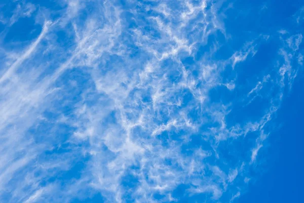 Piękne błękitne niebo z chmur tle, wietrzny dzień — Zdjęcie stockowe