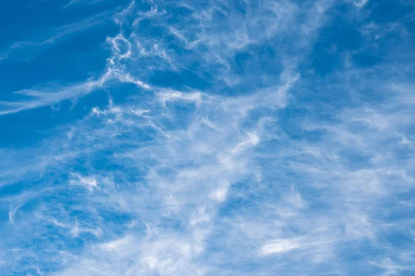 Langit biru yang indah dengan latar belakang awan, hari berangin — Stok Foto