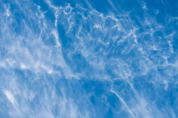 Langit biru yang indah dengan latar belakang awan, hari berangin — Stok Foto