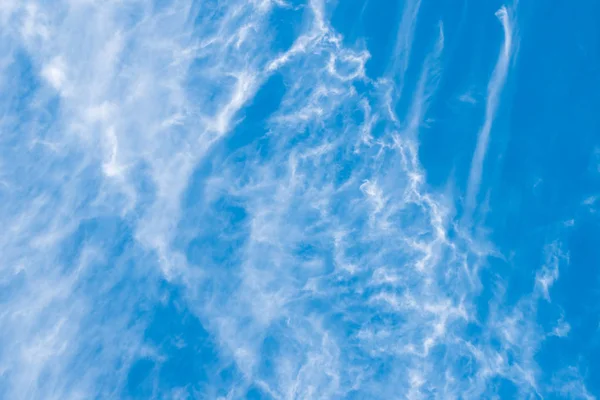 Langit biru yang indah dengan latar belakang awan, hari berangin — Stok Foto