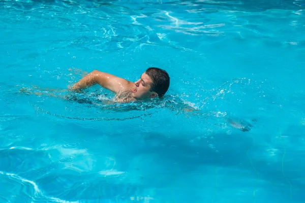 Retrato de hombre joven relajándose en la piscina, verano al aire libre — Foto de Stock