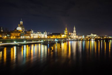 Şehir ve Elbe RIV yansımalar güzel gece görünümü
