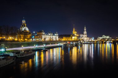 Şehir ve Elbe RIV yansımalar güzel gece görünümü