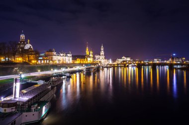 Şehir ve Elbe RIV yansımalar güzel gece görünümü