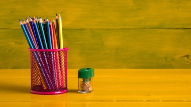 renkli kalemler sarı tahtası metal ızgara kapsayıcı