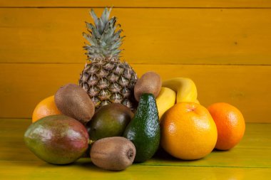 Tropikal meyve sarı ahşap arka plan, taze gıda üzerinde