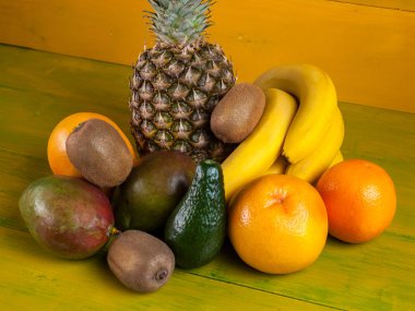 Tropikal meyve sarı ahşap arka plan, taze gıda üzerinde