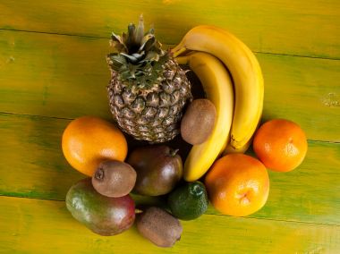 Tropikal meyve sarı ahşap arka plan, taze gıda üzerinde