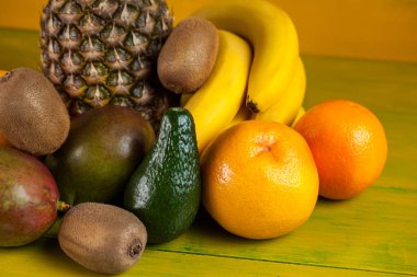 Tropikal meyve sarı ahşap arka plan, taze gıda üzerinde