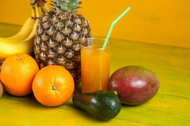 Tropikal meyve sarı ahşap arka plan, taze gıda üzerinde
