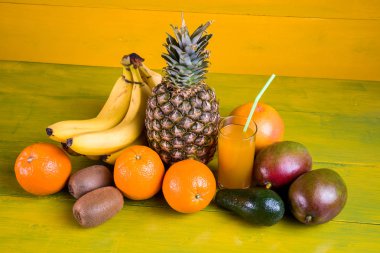 Tropikal meyve sarı ahşap arka plan, taze gıda üzerinde