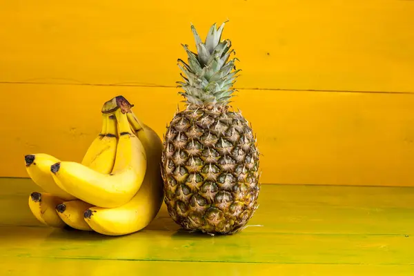 Frutas tropicales sobre fondo de madera amarilla, alimentos frescos —  Fotos de Stock