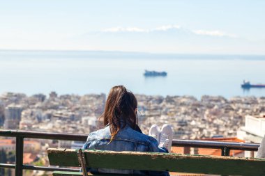 Thessaloniki, Gre körfezde bakarak bir bankta oturan kız