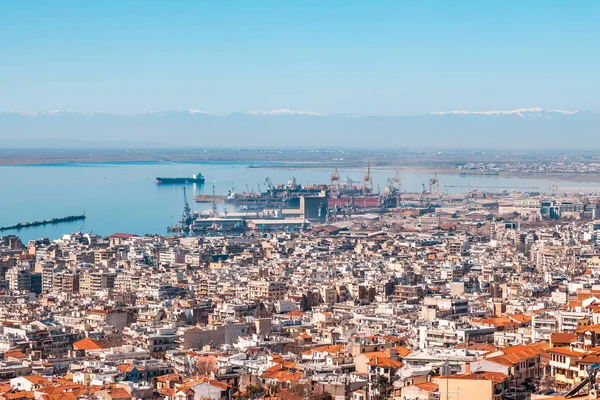 Vy över staden Thessaloniki, havet, fartyg och den olympous fjällen — Stockfoto