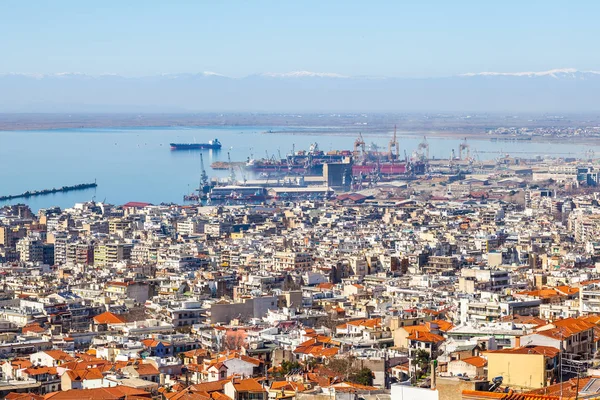 Vy över staden Thessaloniki, havet, fartyg och den olympous fjällen — Stockfoto