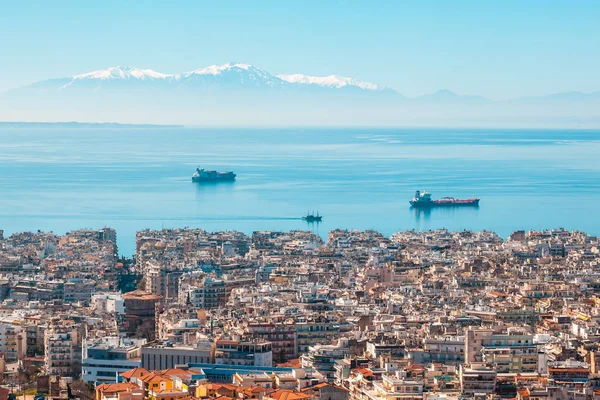 Vy över staden Thessaloniki, havet, fartyg och den olympous fjällen — Stockfoto