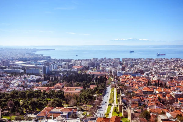 Vy av staden Thessaloniki, havet, fartyg och olympous montera — Stockfoto