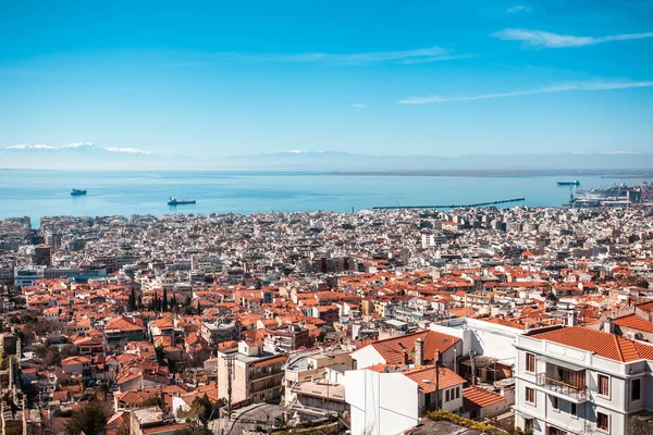 Vy av staden Thessaloniki, havet, fartyg och olympous montera — Stockfoto