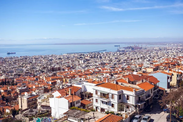 Vy av staden Thessaloniki, havet, fartyg och olympous montera — Stockfoto