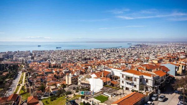 Vy av staden Thessaloniki, havet, fartyg och olympous montera — Stockfoto