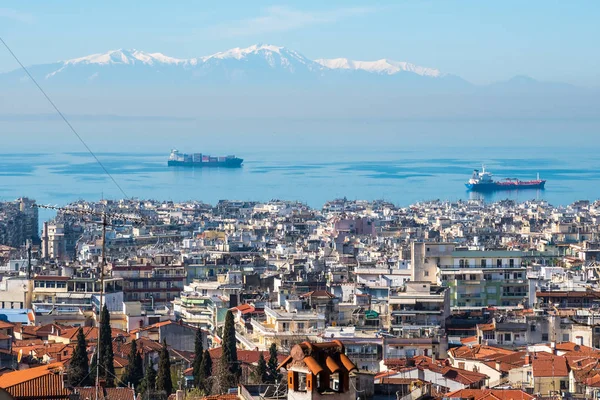 Schiff im Golf von Thessaloniki, Griechenland, an einem sonnigen Himmel — Stockfoto