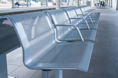 Tren istasyonunun bekleme salonu metal şezlong