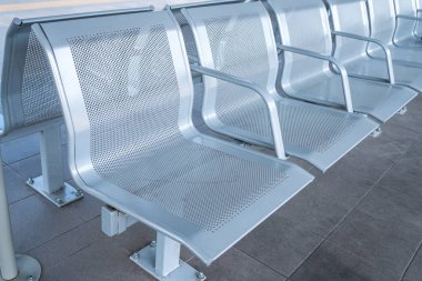 Tren istasyonunun bekleme salonu metal şezlong