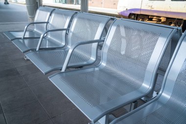 Tren istasyonunun bekleme salonu metal şezlong