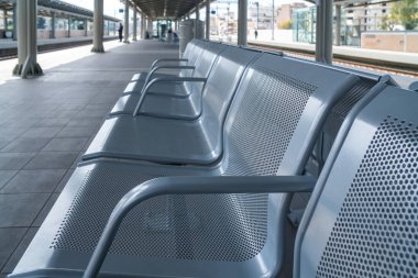 Tren istasyonunun bekleme salonu metal şezlong